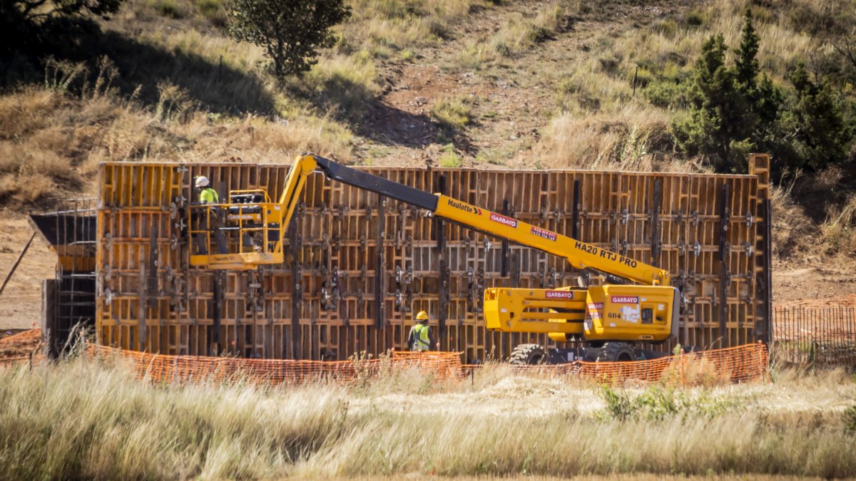 Operarios trabajando en las obras del Fuensaúco-Villar esta semana.