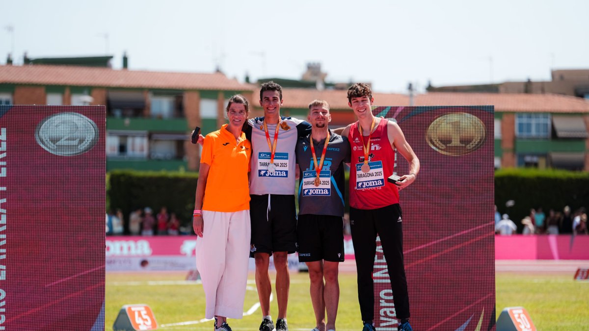 Álvaro infante a la izquierda de la imagen junto a Ruth Beitia y Pablo Martínez a la derecha en el podio de la prueba de salto de altura.