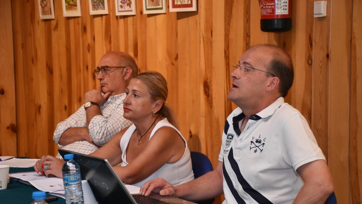 En primer término, el director del parque de la Laguna Negra, Óscar Carrascosa, junto a la delegada, Yolanda de Gregorio.