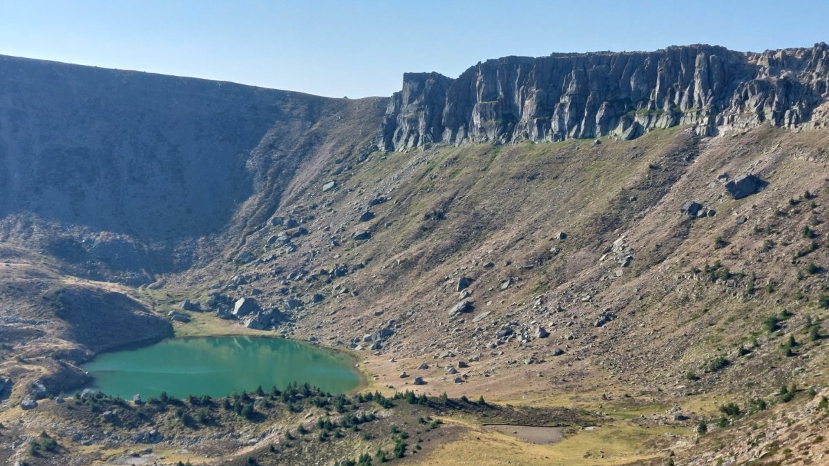 La Laguna de Urbión en una imagen captada hace tres días, con un claro color verdoso.