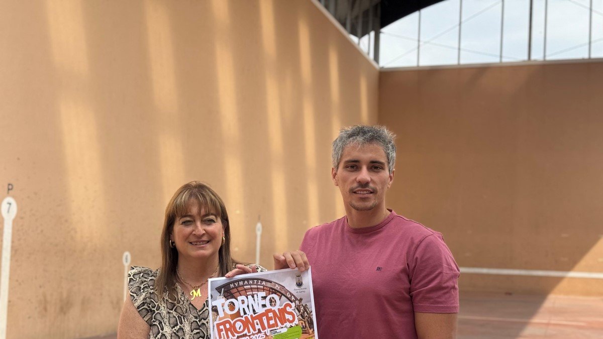 Jiménez y Cano sostienen el cartel en el frontón garreño.