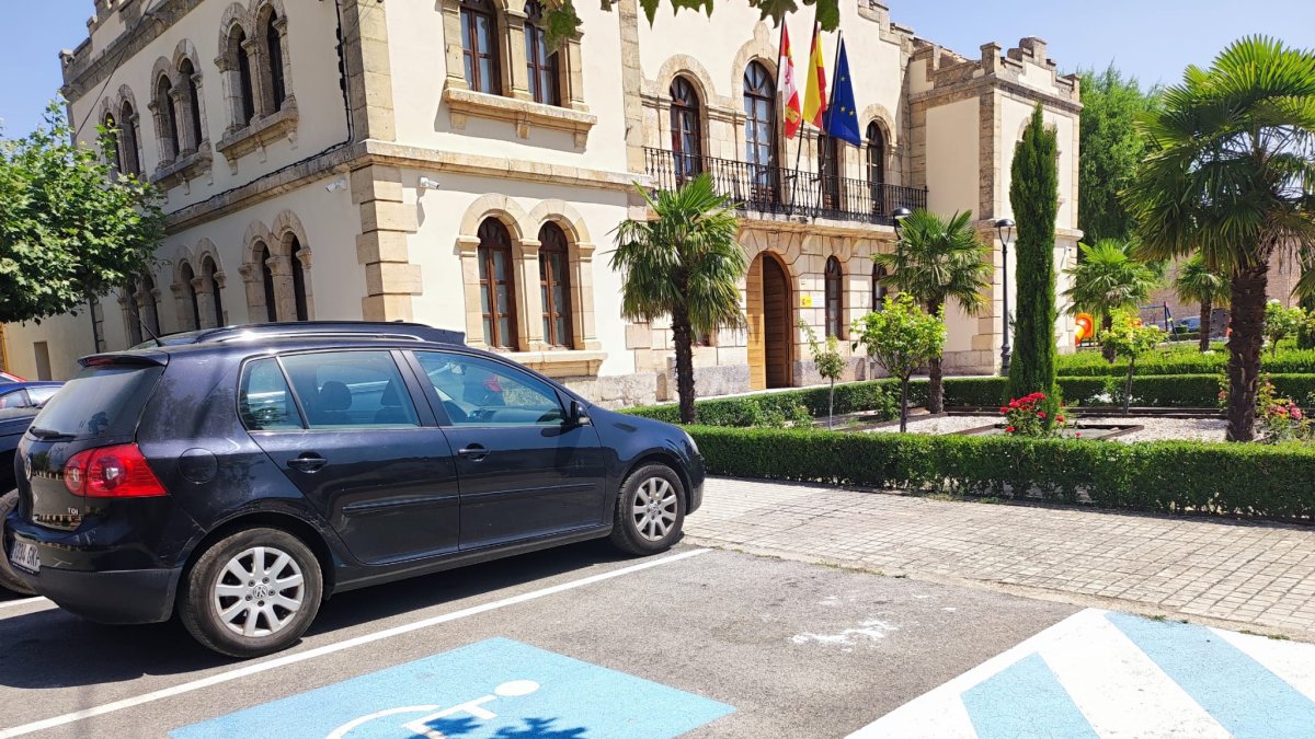 Plaza de aparcamiento para personas con movilidad reducida junto a los Juzgados de El Burgo de Osma.