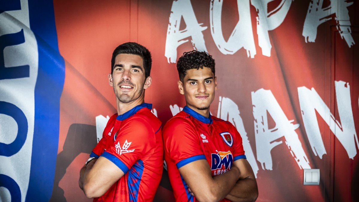 Ian Olivera, a la derecha de la imagen el día de su presentación como numantino junto con Carlos Gutiérrez.