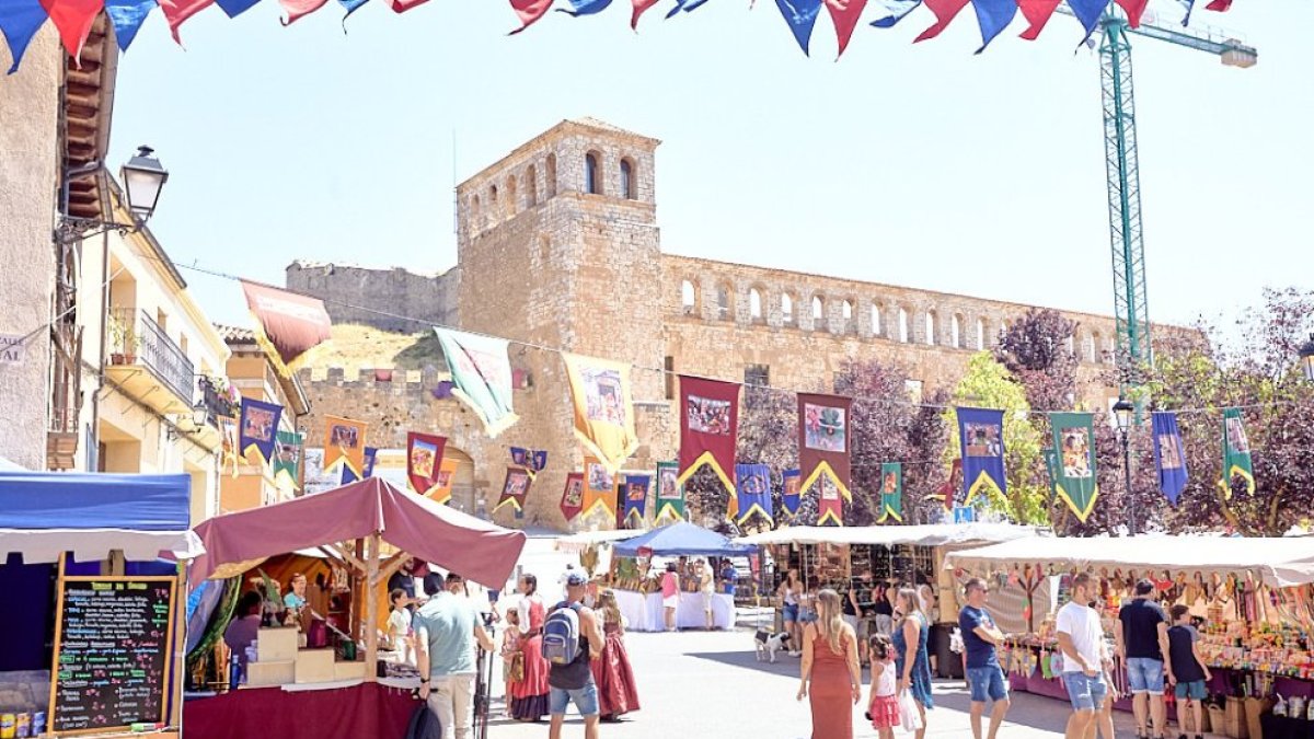 Mercado Medieval de Berlanga de Duero con el palacio y el castillo de fondo.