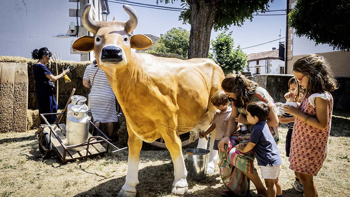 Los más pequeños aprendieron las técnicas del ordeño en las Jornadas de la Mantequilla de Valdeavellano de Tera.