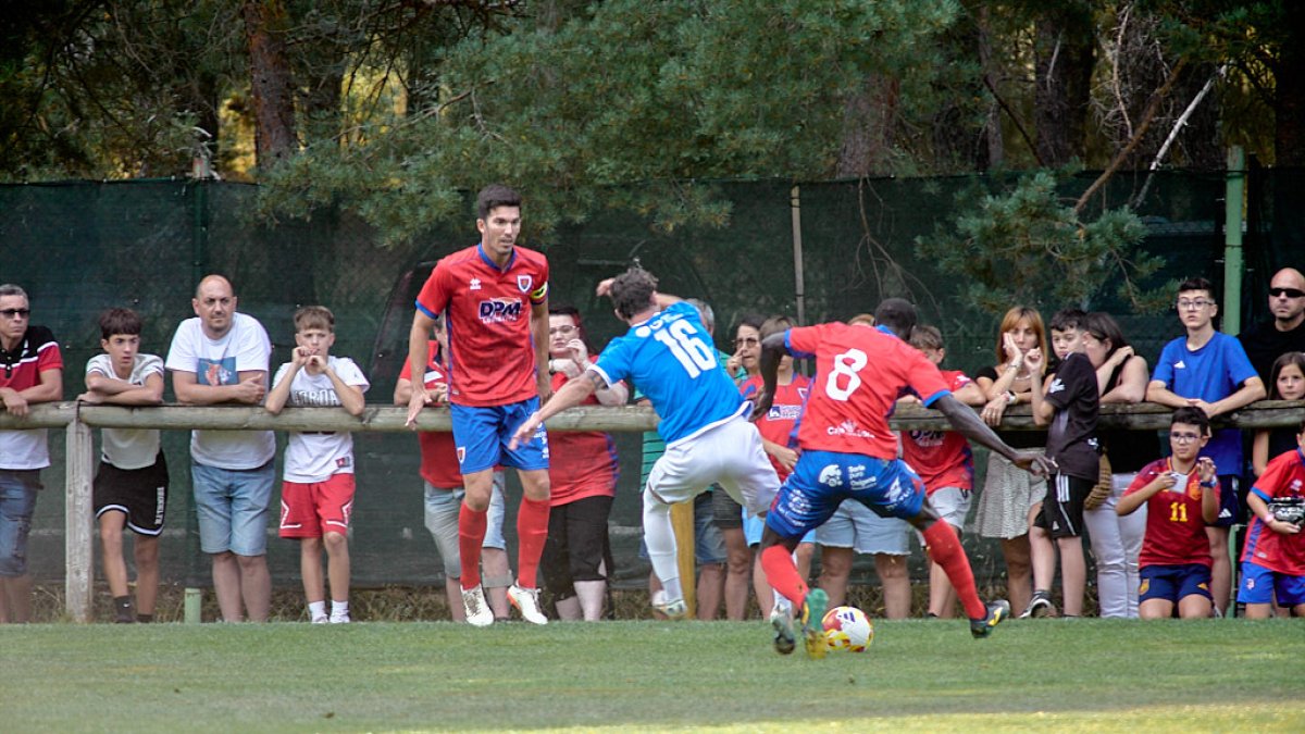 Imagen del Numancia-Utebo del pasado sábado en el Vicente Peña de Navaleno.