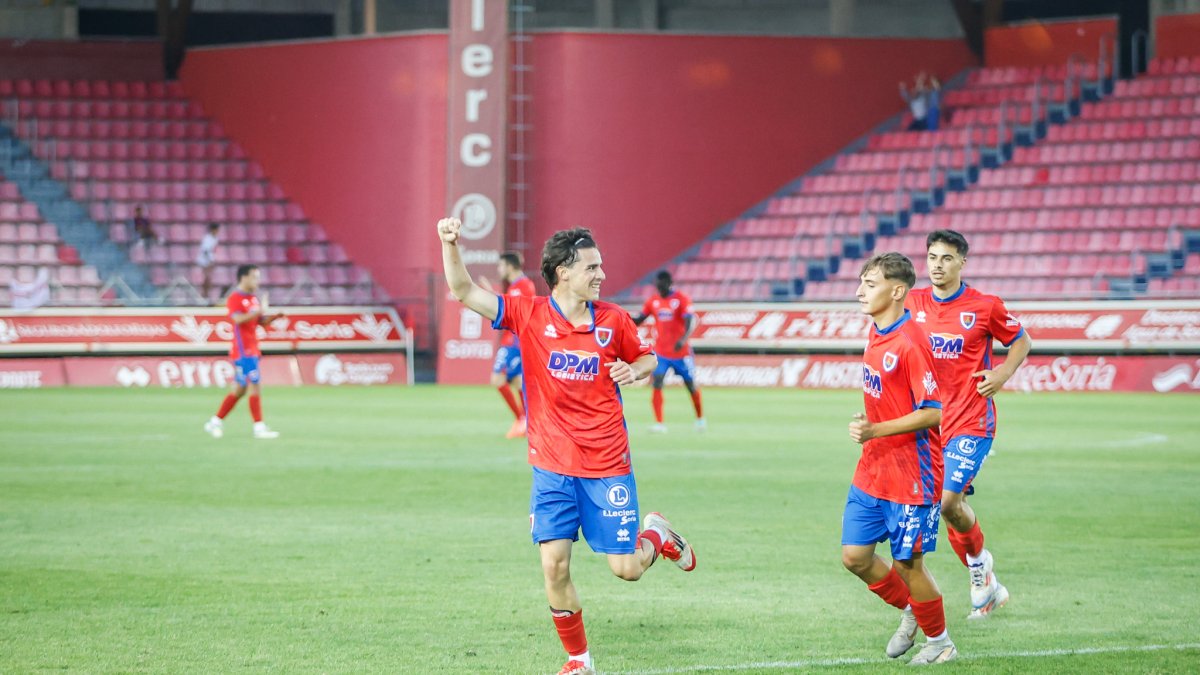 El canterano Miñana celebra el gol que le daba la victoria al Numancia ante el UD Logroñés.