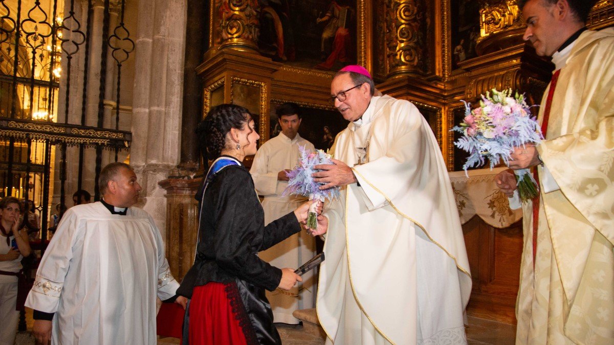 Ofrenda floral a la Virgen del Espino en las fiestas de El Burgo de Osma.
