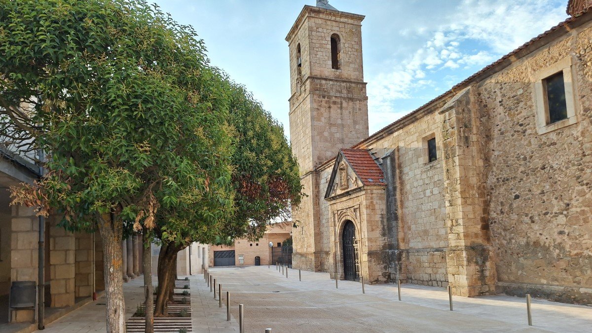 Renovado entorno junto a la iglesia de San Pedro.