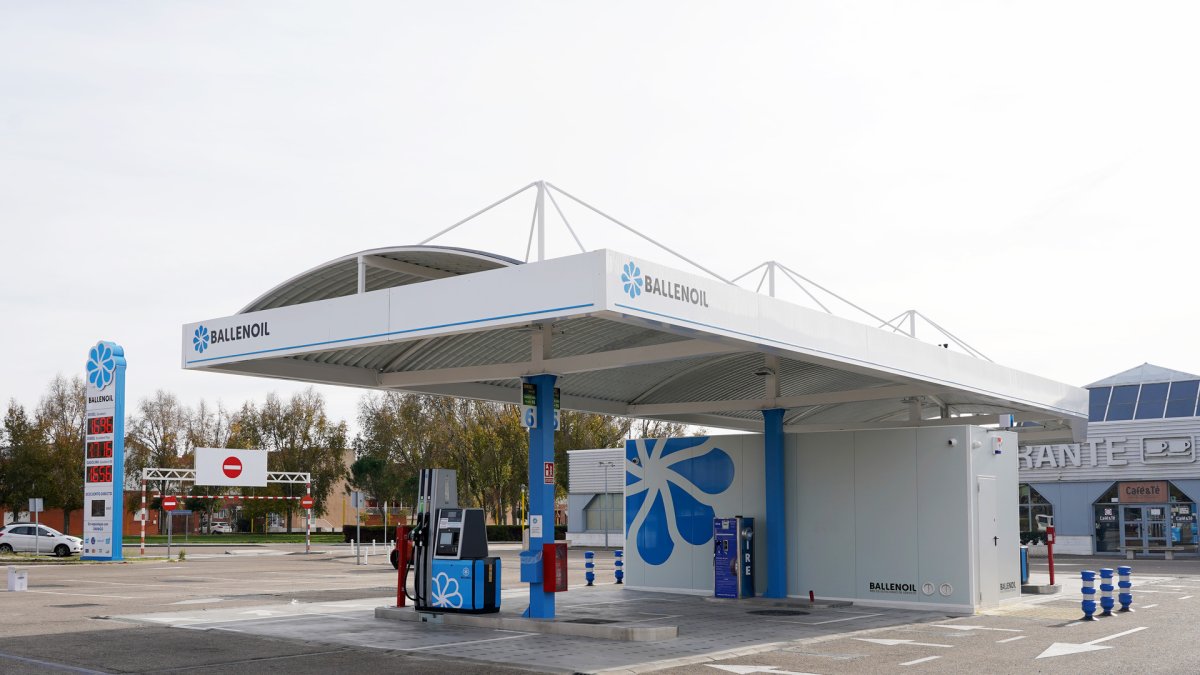 Gasolinera de Ballenoil en el parking de Hipercor de Arroyo de la Encomienda (Valladolid).