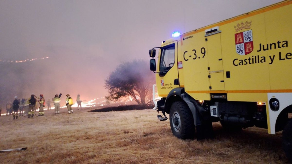 Fuego técnico en uno de los grandes incendios forestales en Castilla y León en una foto de archivo.