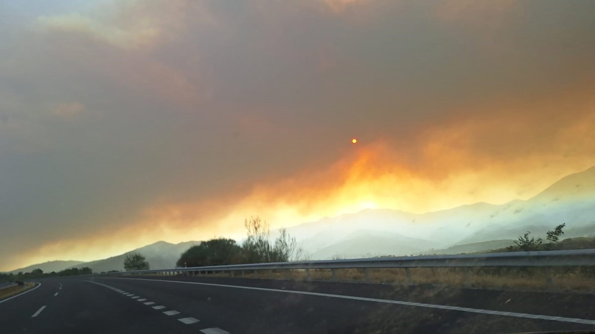 Incendio forestal en Castilla y León en la mañana de este lunes.