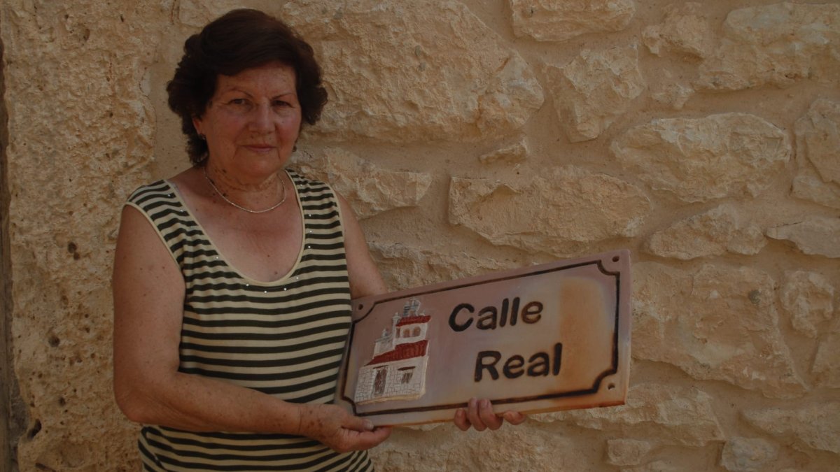 Valdanzo recupera su histórico reloj e instala señalización ornamental en sus calles.