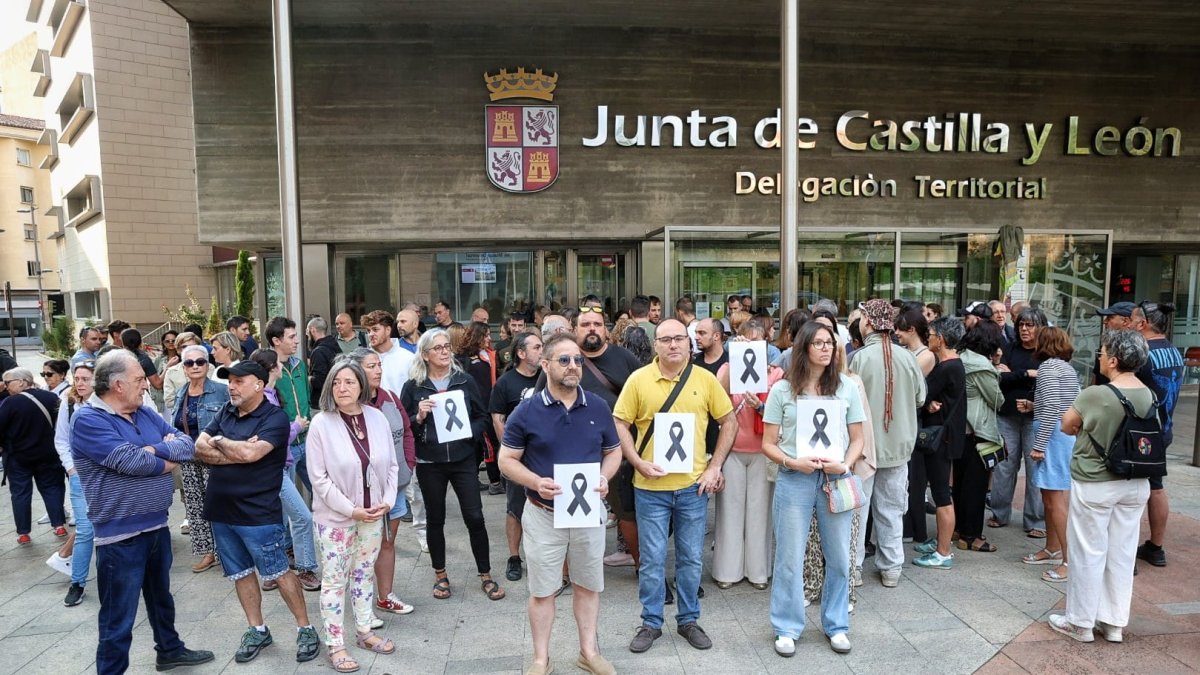 Concentración ante la Delegación Territorial en memoria del fallecido.