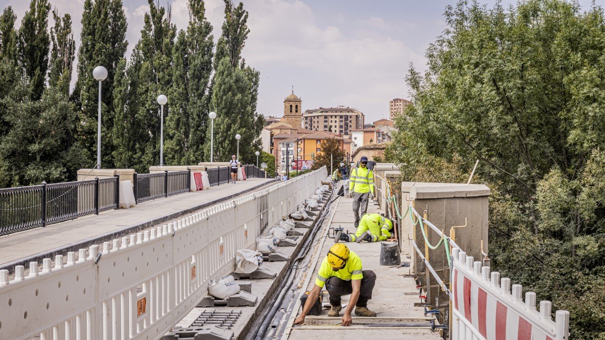 Trabajadores en el puente de piedra de Soria en la mañana de este miércoles.