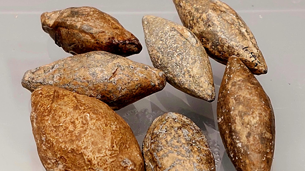 Glandes de plomo procedentes de Numancia en la exposición permanente del Museo Numantino de Soria.