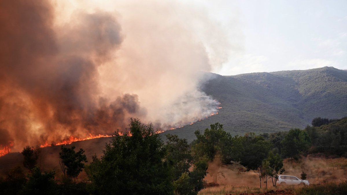 Vista del fuego, a 21 de agosto de 2025, en Anllarinos del Sil, León, Castilla y León (España).