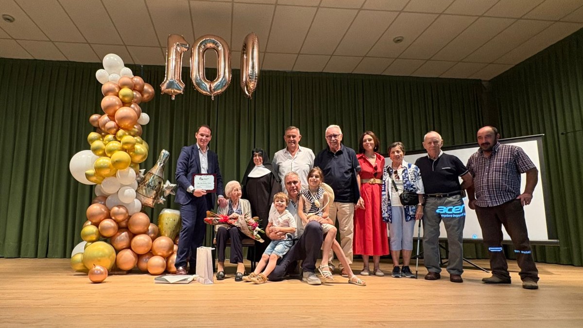 Pilar celebra su centenario con los suyos en la residencia Santa Cristina.