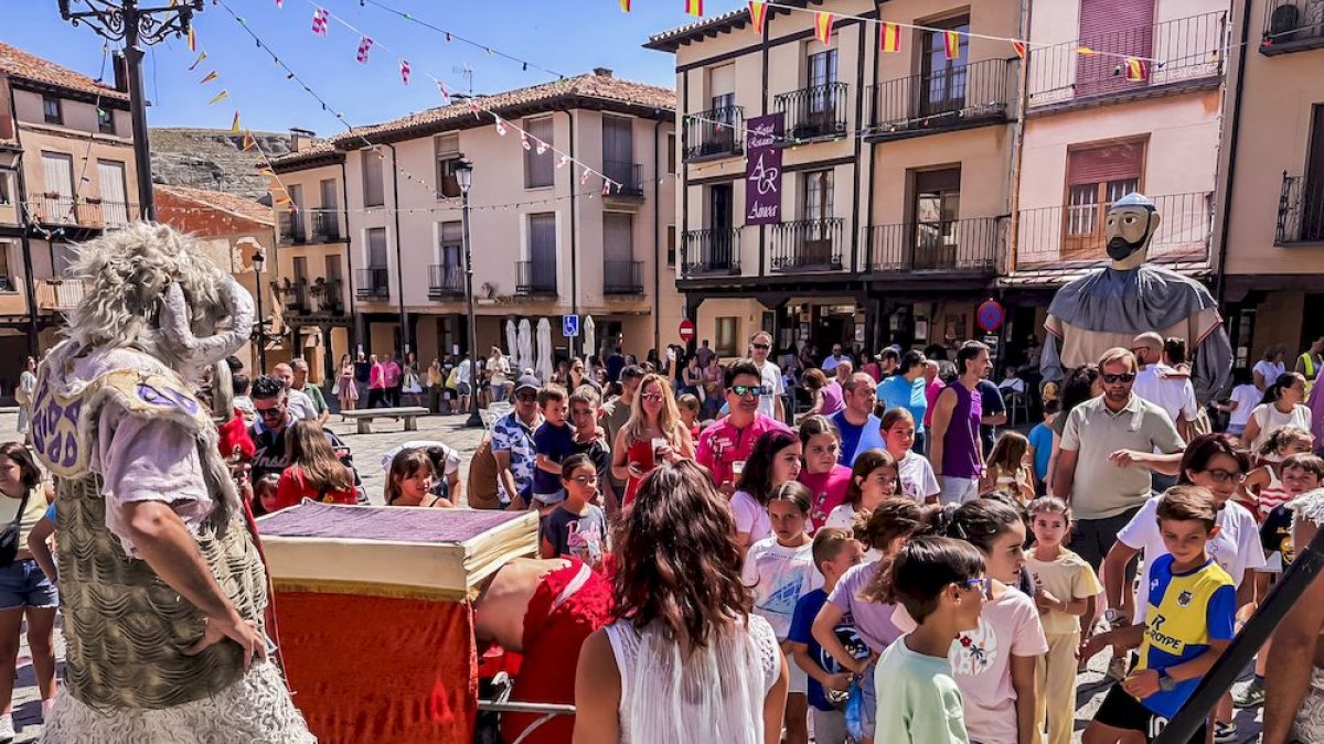 La mañana del sábado es el turno de los gigantes y los cabezudos