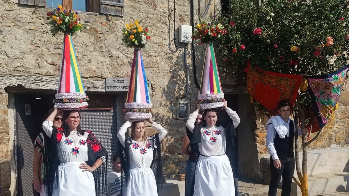Las tres Móndidas y el mozo del ramo, durante la fiesta celebrada el domingo en Sarnago.