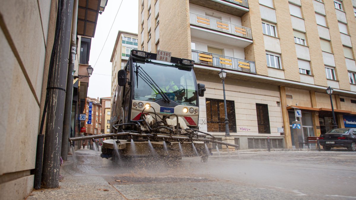 Máquina retirando polvo en la ciudad de Soria.