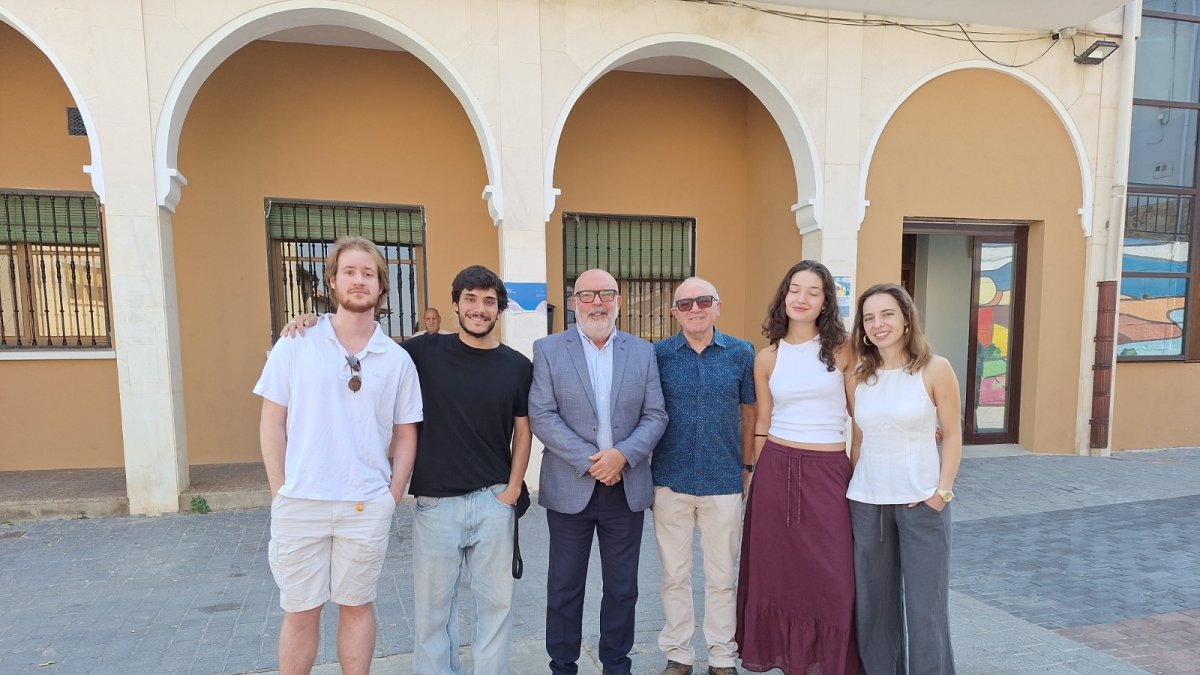 Los cuatro estudiantes universitarios de prácticas en Borobia junto al alcalde y al subdelegado del Gobierno en Soria.