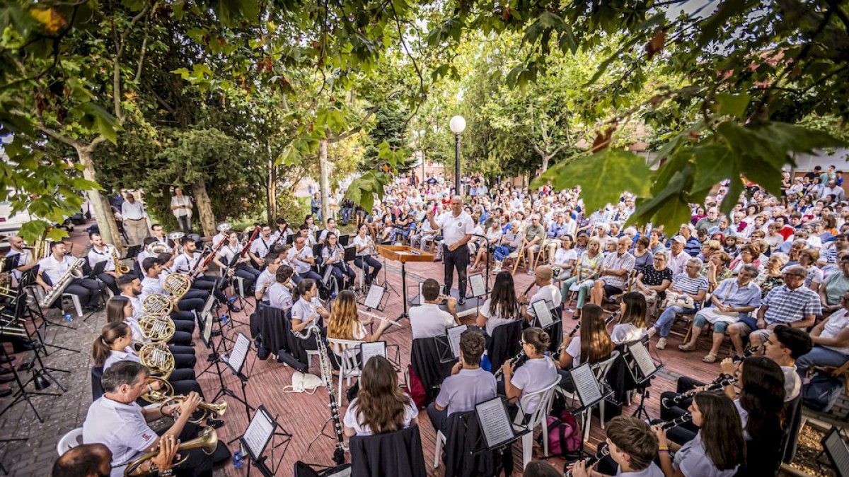 El conjunto de Jose Manuel Aceña llenó la plaza