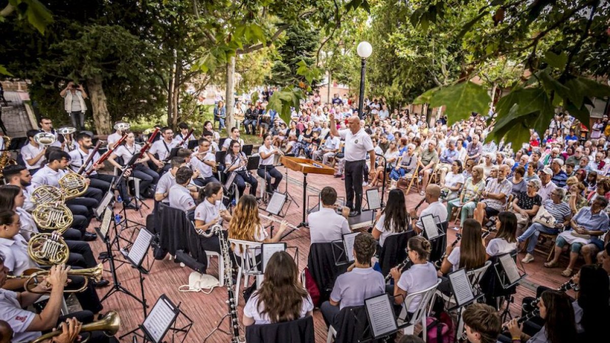 Un momento de la actuación de la Banda de Música en la Barriada.
