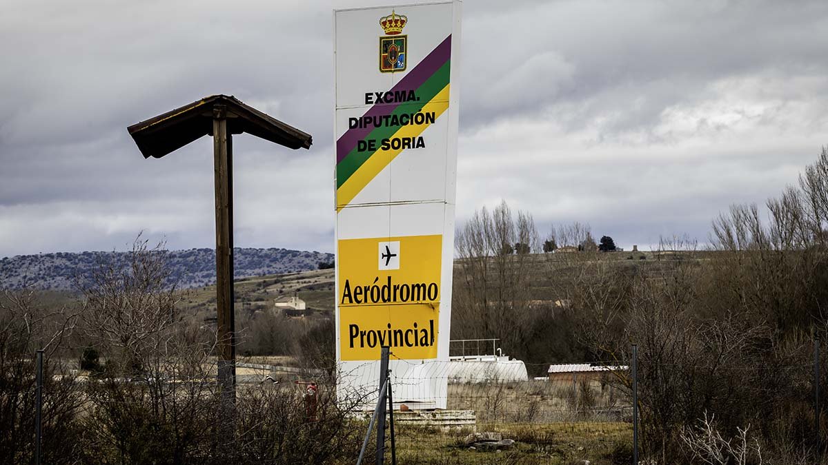 Entrada al aeródromo provincial ubicado en Garray.