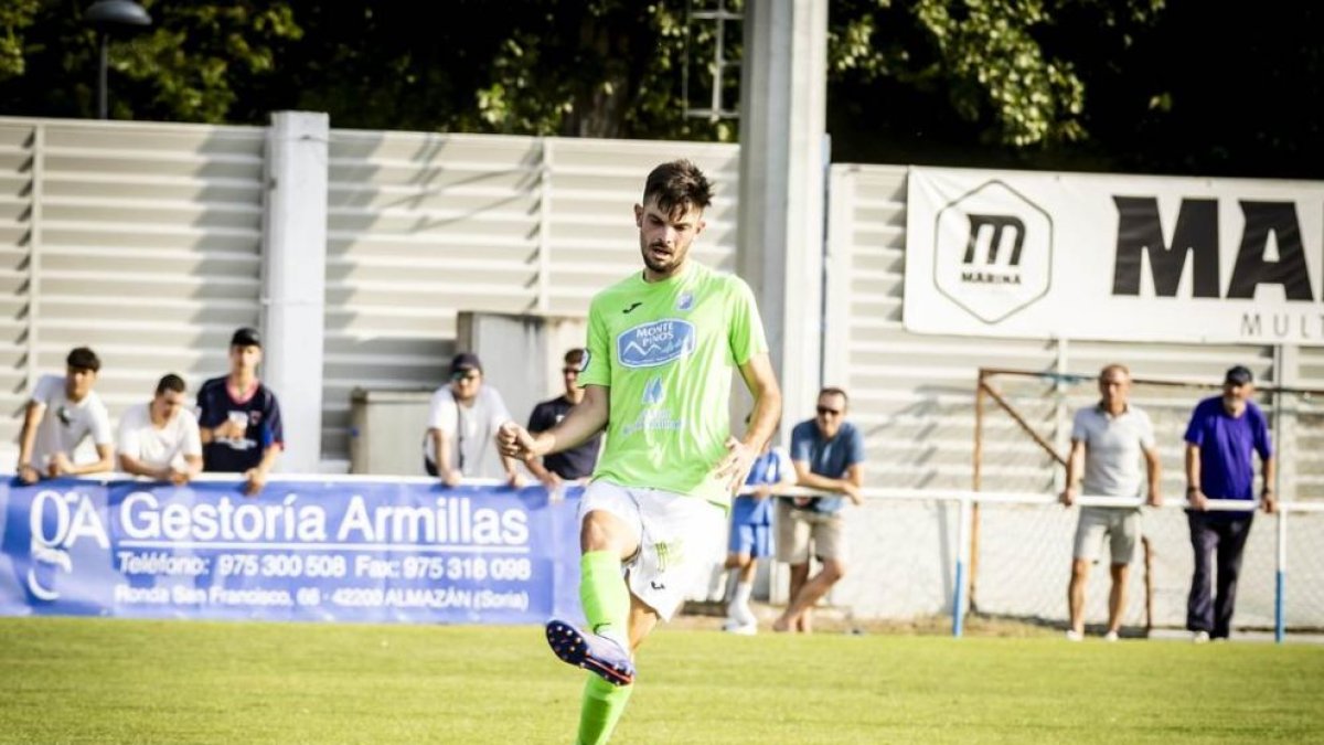 Marcos Isla en el partido que el Almazán jugaba hace unas fechas ante el Numancia en La Arboleda.