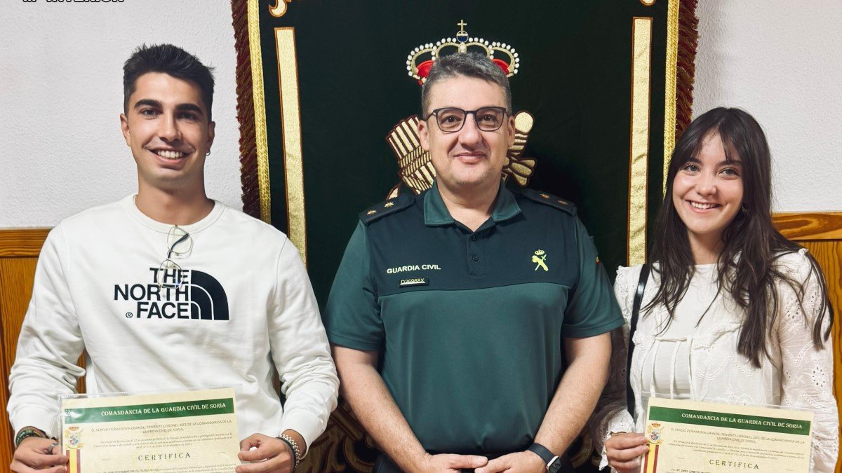 Los alumnos posan tras sus prácticas tuteladas por la Guardia Civil de Soria.