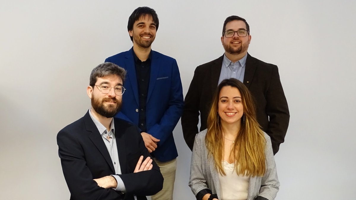 Enrique Hernández, a la derecha de pie, junto a los miembros de la empresa.