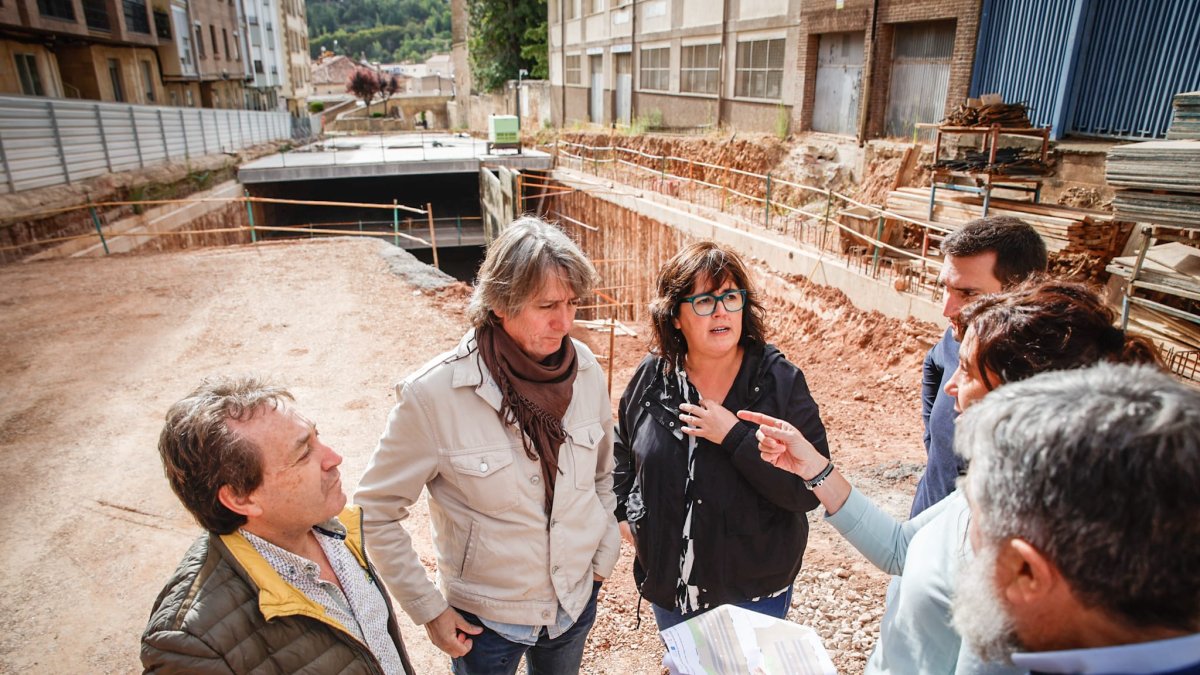 El alcalde durante la visita a las obras del parking de Doctrina.