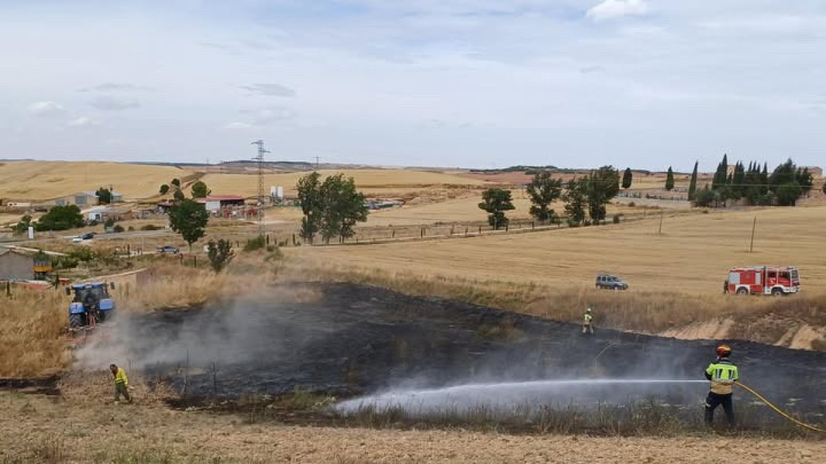 Labores de extinción de un incendio este verano.