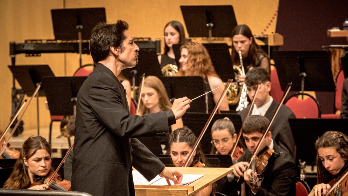 La orquesta estuvo dirigida por  Adrián Hernández.