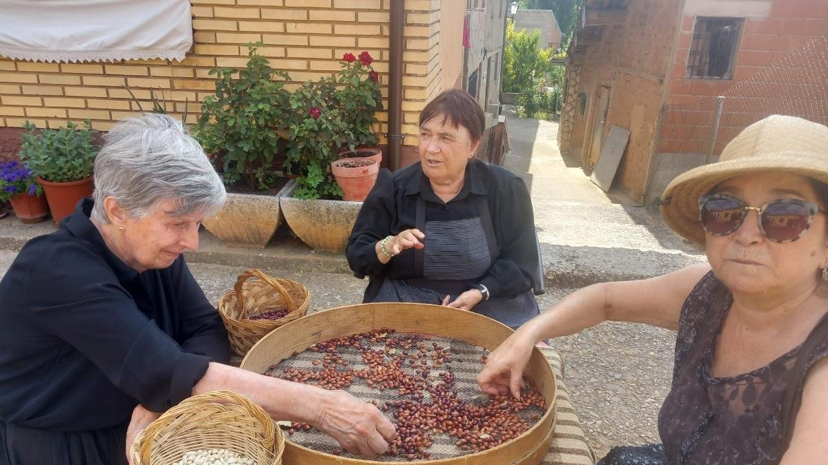 Señoras mayores en un pueblo de la provincia de Soria.