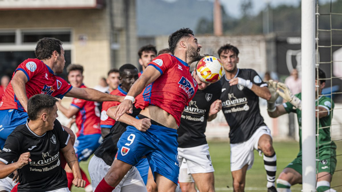 Jony intenta rematar durante el partido del CD Numancia en Villaviciosa ante el Lealtad.