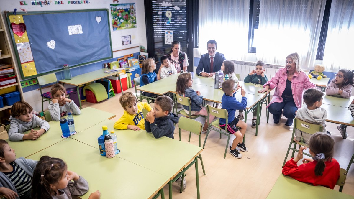 La delegada territorial y el director provincial de Educación visitan un aula en el Infantes de Lara.