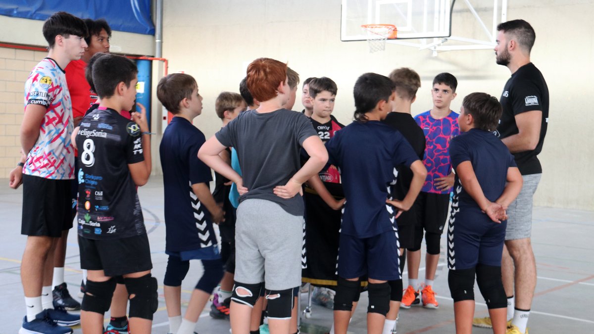 Algunos de los alevines participantes en el primer entrenamiento del Sporting Río Duero.