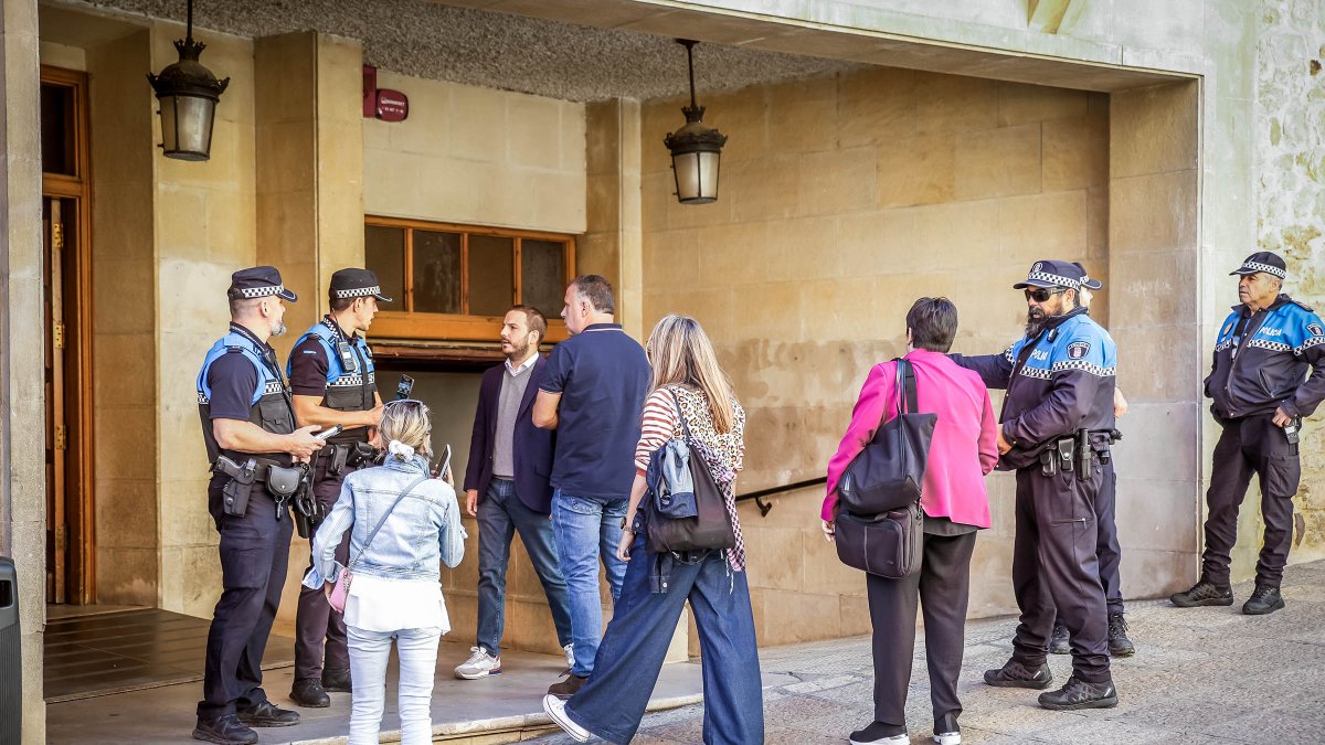 Imágenes del desalojo en la Casa Consistorial.