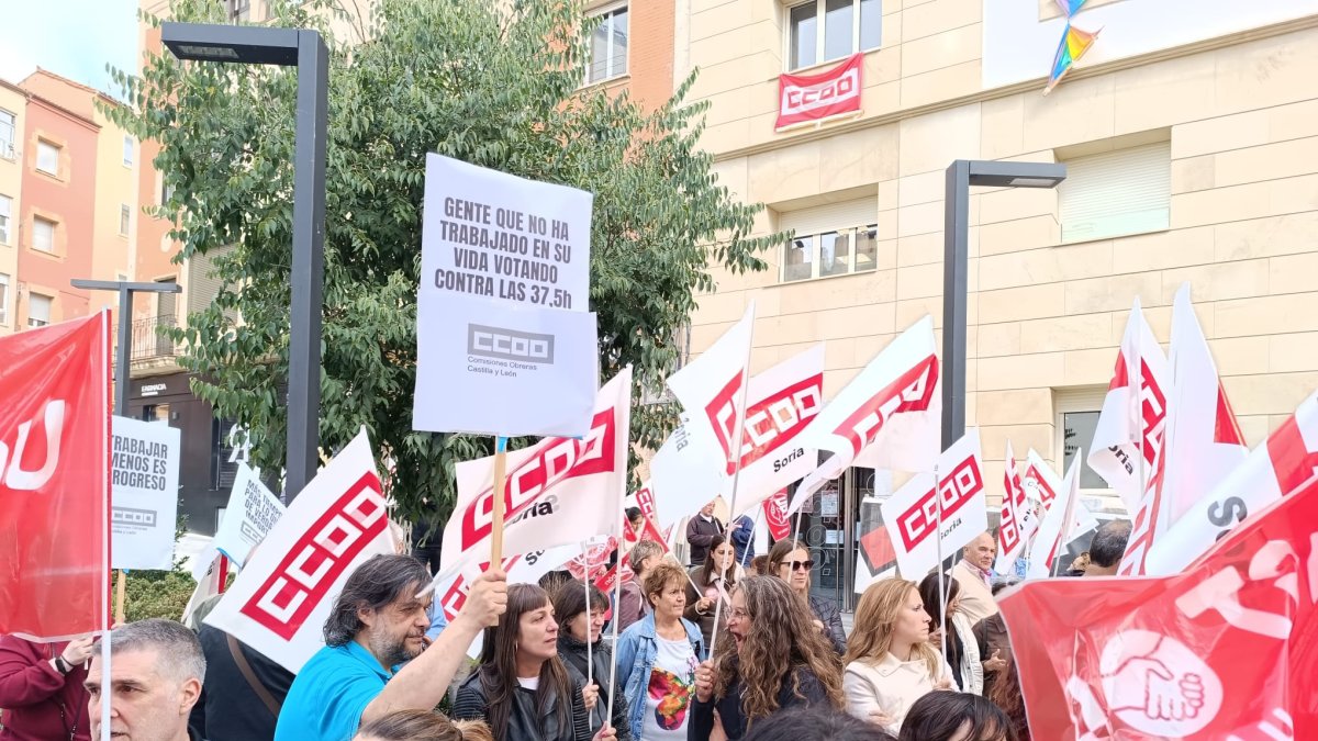 Concentración en la plaza de las Concepciones por la jornada semanal de 37,5 horas.