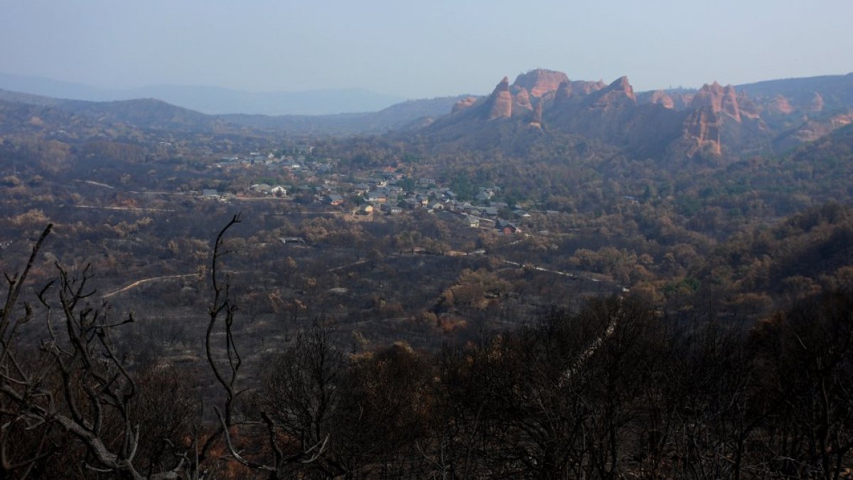 Efectos del incendio iniciado en la localidad de Yeres (León), y que ha afectado al paraje de Las Médulas.