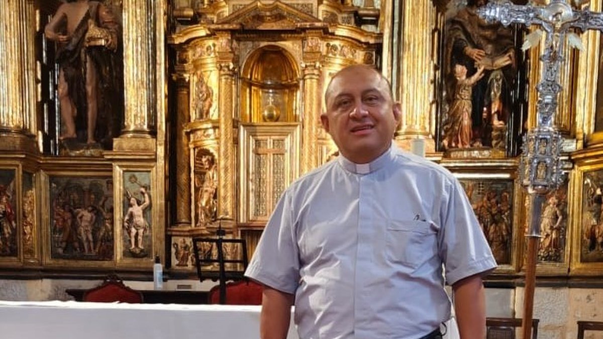 Álvaro Chávez, en la parroquia de Almazán.