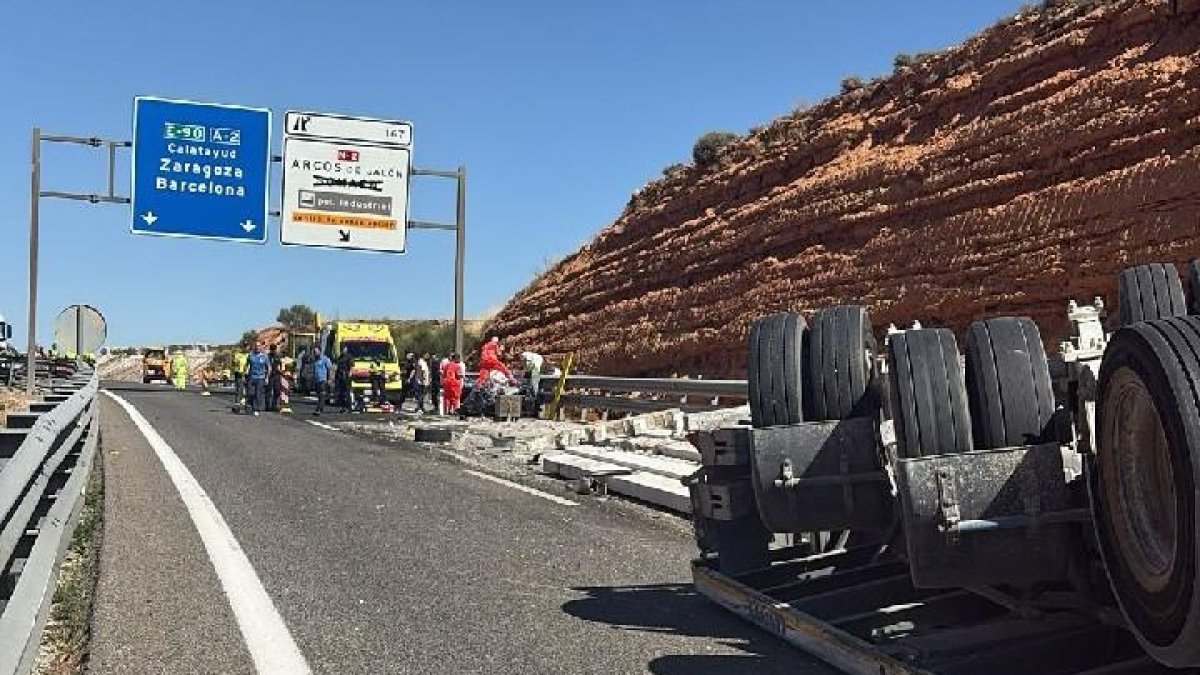 Camión volcado en la AII.