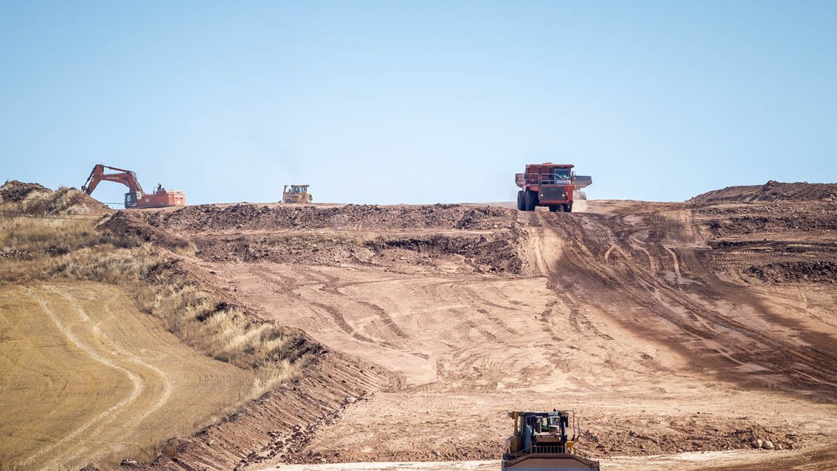 Maquinaria trabajando en el tramo Fuensaúco-Villar del Campo de la A-15.