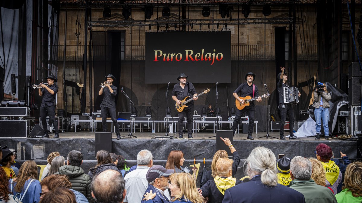 Actuación de Puro Relajo en San Saturio 2024.