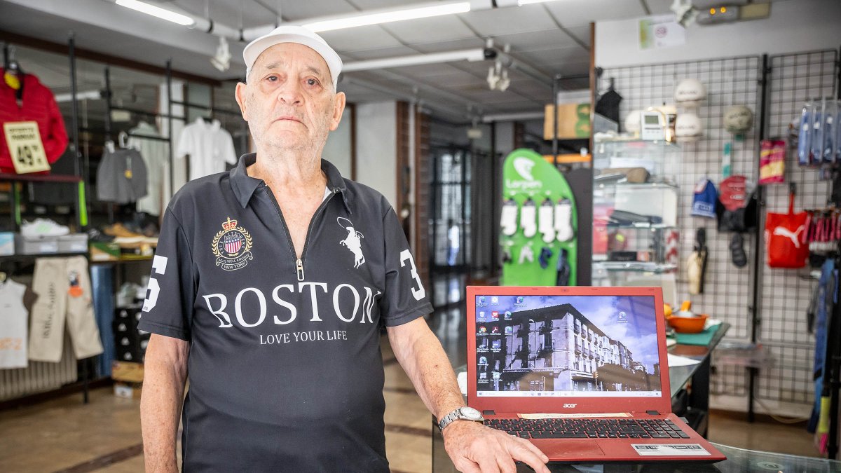 José María Barrón, en el interior de la tienda.