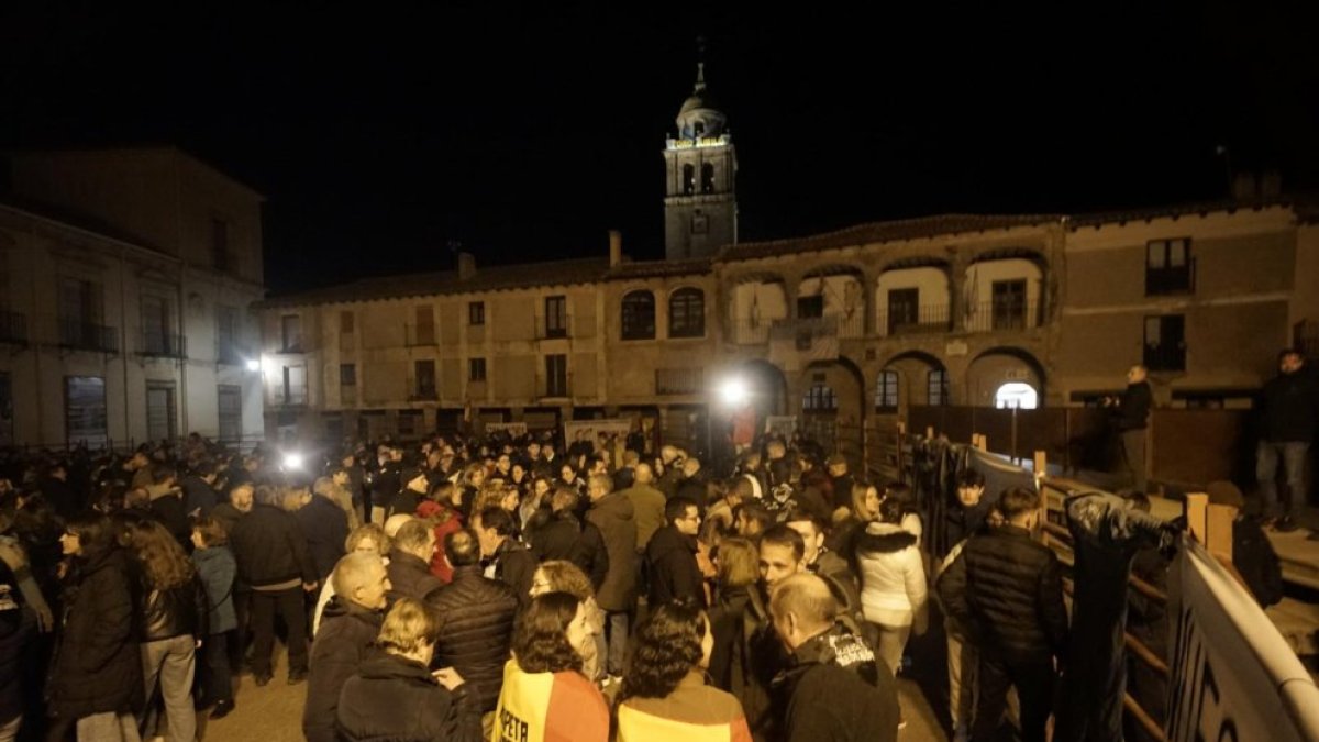 Manifestantes taurinos en la noche del Toro Jubilo el año pasado tras su suspensión.