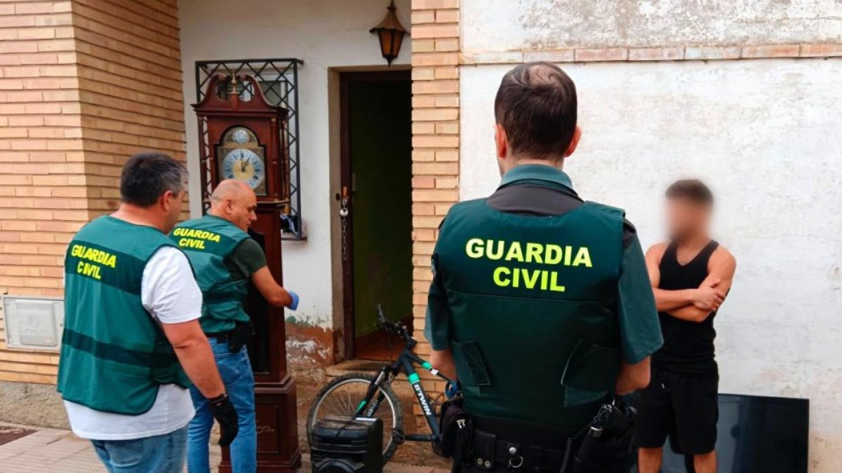 La Guardia Civil durante un registro domiciliario.