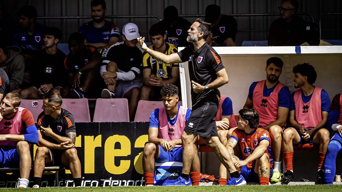 Abel Segovia, en el banquillo del Numancia durante un partido.